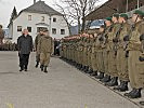Militärkommandant Bauer und der Nationalratsabgeordnete Gahr mit den Soldaten zu Beginn des Festaktes.