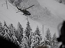 Eine Agusta Bell 212 erleichtert die Bäume entlang der Rosental-Bahnstrecke von ihrer Schneelast.