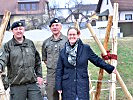 V.l.: Major Volker Chytil und Ausbildungsleiter Vizeleutnant Robert Pölz mit Gudrun Berger, der Bürgermeisterin von Furth, wo die Rekruten trainierten.