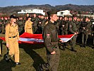 Soldaten und Mitglieder der Feuerwehrjugend tragen die Bundesdienstflagge.