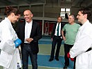 Minister Klug beim Karatetraining mit Korporal Alisa Buchinger, l., und Korporal Stefan Pokorny.
