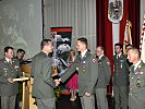 Oberst Köffel gratuliert seinem Soldaten des Jahres, Oberwachtmeister Schmid.