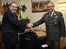 Peter Round von der Europäischen Verteidigungsagentur übergab die Geräte an Oberst Wolfgang Reitschmied von der Heereslogistikschule.
