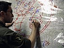 Aufklärungsoffizier Major Günter Rath bei der Erstellung der bisher analogen Lagekarten.