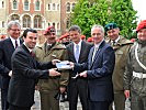 Der stellvertretende HGM-Direktor Christoph Hatschek übergibt das Bordbuch der M109 an den Direktor des Museums der polnischen Streitkräfte in Bydgoszsz, Miroslav Gietkowski, r.