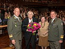 Militärkapellmeister Abfolterer, l., und Militärdekan Seifert danken Oswald Köberl (mit Gattin) für 27 Jahre Moderation des Edelweißkonzertes.