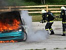 Ein brennendes Fahrzeug wird mit dem Impulslöschgerät gelöscht.