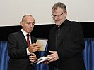 Verteidigungsminister Gerald Klug mit Regisseur Stefan Ruzowitzky.