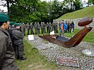 Andreas Baumgartner begleitet die Soldaten durch die Gedenkstätte.