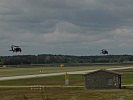 Die beiden S-70 "Black Hawk" des Bundesheeres im Anflug auf den Flugplatz Holzdorf.
