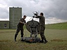Die Soldaten beim Einrichten der Satellitenkommunikation.