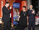 Der Geschäftsführer der "Helfer Wiens", Wolfgang Kastel, begrüßt Vizebürgermeisterin Renate Brauner und Landtagspräsident Harry Kopietz.