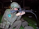Ein Soldat des Jäbgerbataillons 25 schießt mit dem amerikanischen Sturmgewehr samt Simulationssystem.