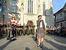 Bezirksvorsteherin Silke Kobald begrüßt die Gardemusik in Hietzing.