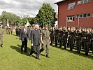 Landtagspräsident Herwig van Staa, Oberst Hans Gaiswinkler und der Absamer Bürgermeister Arno Guggenbichler schreiten gemeinsam die angetretenen Soldaten ab.