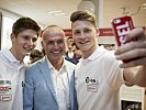 Viele Grazer Schüler nutzten die Gelegenheit für ein "Selfie" mit dem Minister.