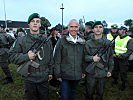 Viele wollten ein Foto mit Minister Klug, wie hier die Rekruten Fridrik und Gherman vom Jägerbataillon 18.