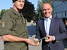 Minister Gerald Klug übergibt den Schlüssel an Oberst Bernhard Köffel, Kommandant des Jägerbataillons 17.