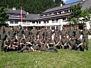 Oberleutnant Santner im Kreise der Kameraden des Kommandos des Jägerbataillons Salzburg.
