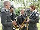 Merkinger im Kreise ihrer Kameraden von der Militärmusik.