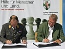 Militärkommandant Raffetseder und Braumeister Seeleitner unterzeichnen die Partnerschaftsurkunden.