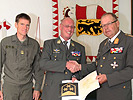 V.l.: Oberst Pritz, Oberst Seeauer und Brigadier Hufler beim Überreichen der Beförderungsurkunde.