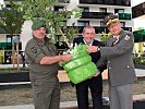 Brigadier Hufler und Oberst Funk übergeben Bürgermeister Schaden einen "Lebensbaum".