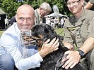 Klug mit Militärhund "Quinn", für den der Minister seit dem Vorjahr die Patenschaft übernommen hat.