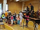 Die Gardemusiker erklärten den Kindern die unterschiedlichsten Instrumententypen.