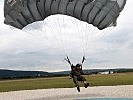 Die sichere Landung des erfahrenen Fallschirmspringers.