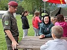 Militärkommandant Gitschthaler im Gespräch mit den Kindern und Betreuern.