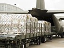 In Linz-Hörsching wurden die Pakete in eine C-130 "Hercules" Transportmaschine verladen.