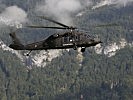 Ein S-70 "Black Hawk" auf dem Weg ins Gebirge.