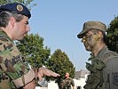 Ein Soldat der Heerestruppenschule im Gespräch mit einem Offizier der Schweizer Armee.