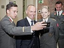 Verteidigungsminister Klug mit Offizieren des Ausmusterungsjahrganges "Freiherr von Trauttenberg".
