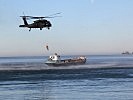 Ein S-70 "Black Hawk" rettete die Matrosen vom Frachtschiff.
