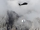 Ein S-70 "Black Hawk" brachte den Container ins Hochgebirge.