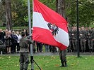 Die Bundesdienstflagge wird von Soldaten gehisst.