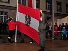 Vizeleutnant Reinhard Sorg beim Hissen der Flagge unter den Klängen der Österreichischen Bundeshymne.
