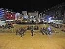 Die Militärmusik Tirol umrahmt von der Ehrenkompanie, der Schützenkompanie und der Musikkapelle aus Axams sowie von zahlreichen Traditionsverbänden.