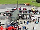 Der Andrang rund um die C-130 "Hercules" war groß, jeder interessierte sich für das Innenleben der Maschine.