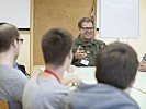 Oberst Wolfgang Thonhauser im Gespräch mit den Jugendlichen.