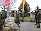 Bürgermeister Vihanek und Oberst Neuhold bei der Kranzniederlegung vor dem Kriegerdenkmal.