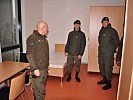 General Commenda, mit Oberst Köffel und Major Schober, in der neuen KPE-Unterkunft: "Südsteirischer Musterverband".