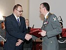 Fachinspektor Rozehnal erhält den "Silberteller des Militärkommandos Wien" für besondere Leistungen.