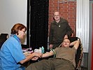 Landesrettungskommandant und Sanitätsunteroffizier Josef Wolf überwacht das Blutspenden und freut sich über jede Spende der Soldaten.