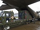 Der Luftbildauswerteshelter wird in die C-130 "Hercules" verladen.