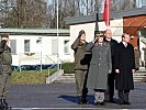 Bei der Bundeshymne (vrnl.): LH Haslauer, Bgm Maislinger, Brigadier Hufler, Oberst Hausmann, Oberst Haselwanter.
