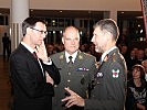 Oberst Grissmann, m., und Oberst Müller im Gespräch mit dem Landeshauptmann.