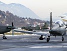 Zwei PC-7 rollen am Flughafen Innsbruck zur Startbahn.